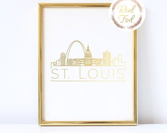 Puede incluir: Impresión en lámina de oro del horizonte de San Luis con el Arco Gateway y las palabras "ST. LOUIS" en un marco dorado.