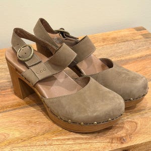 Dansko Suede Thea Clog Womens 7.5 38 Taupe Brown Studded Platform Heels Boho
