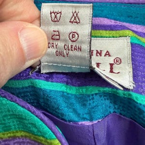 VtG. 90s Adrianna Papell Silk Skirt Suit 2 Pc Set Purple Teal Striped Size 6 afbeelding 8