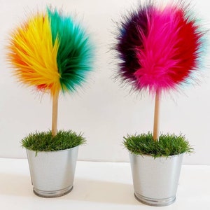 Puede incluir: Dos &aacute;rboles de topiario de piel sint&eacute;tica de colores en macetas plateadas. Los &aacute;rboles est&aacute;n hechos de piel sint&eacute;tica multicolor y est&aacute;n en peque&ntilde;as macetas plateadas con hierba verde.