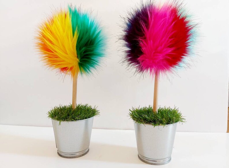 Puede incluir: Dos &aacute;rboles de topiario de piel sint&eacute;tica de colores en macetas plateadas. Los &aacute;rboles est&aacute;n hechos de piel sint&eacute;tica multicolor y est&aacute;n en peque&ntilde;as macetas plateadas con hierba verde.