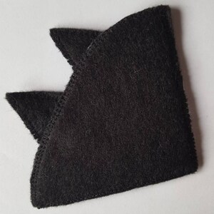Op de afbeelding: Een zwart gevoerd haarband met kattenoren. De haarband is gevormd als kattenoren en is gemaakt van zacht, pluche vilt.