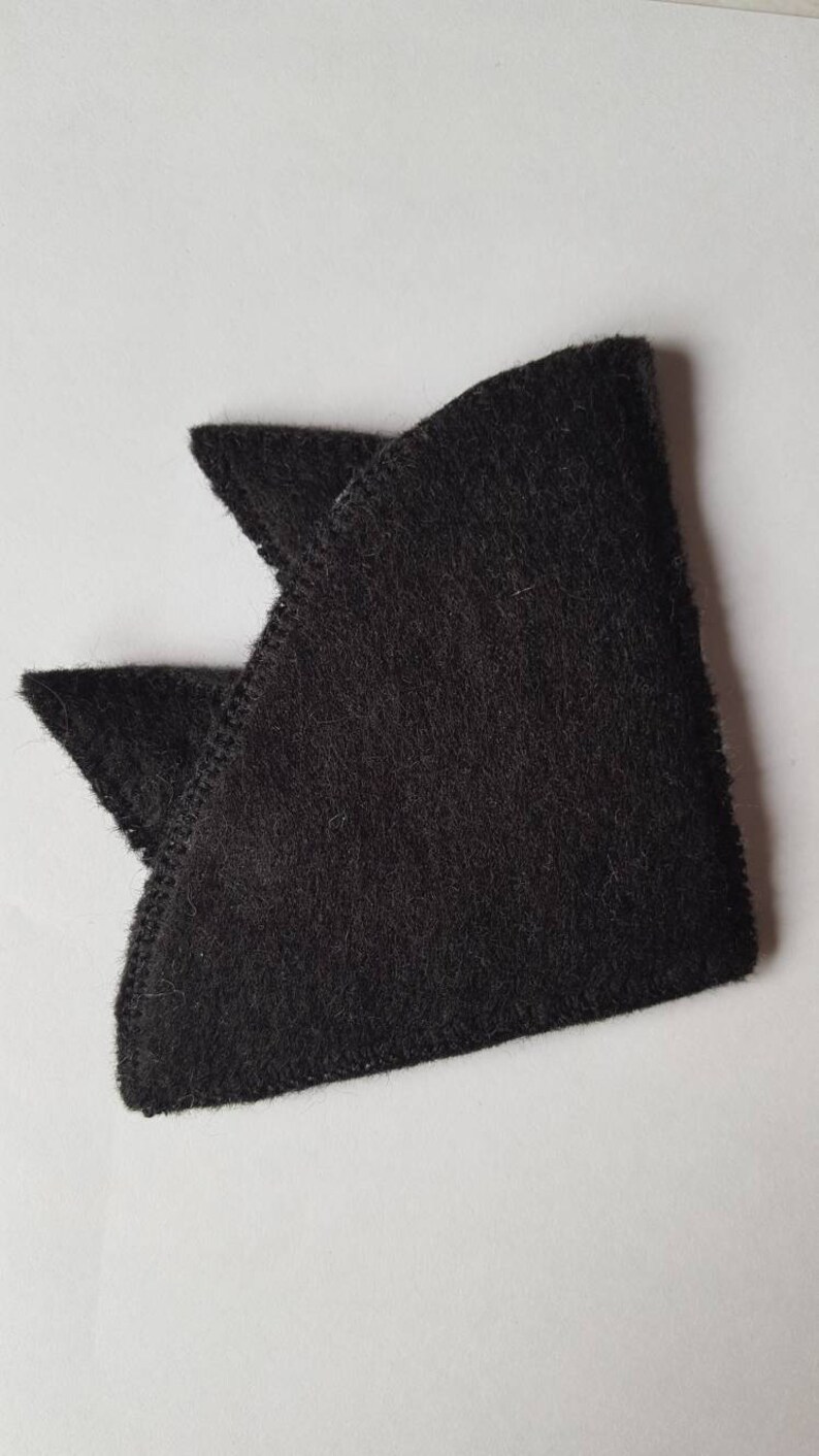 Op de afbeelding: Een zwart gevoerd haarband met kattenoren. De haarband is gevormd als kattenoren en is gemaakt van zacht, pluche vilt.