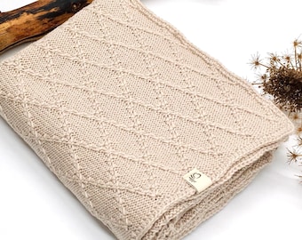 Manta de bebé hecha a mano con lana merino. Manta de punto suave. Regalo para recién nacidos. Manta sostenible. Regalo de alta calidad para recién nacidos. Estampado de rombos.