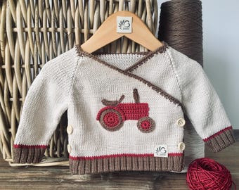 Suéter de punto para bebé con motivo de tractor Suéter de algodón hecho a mano para bebés Regalo sostenible para nacimiento Conjunto de bebé de granja
