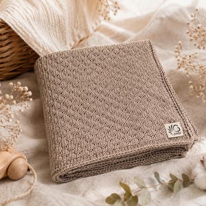 Handmade baby blanket made of merino wool, knitted cuddly blanket for newborns, soft natural blanket for babies, sustainable baby gift image 2