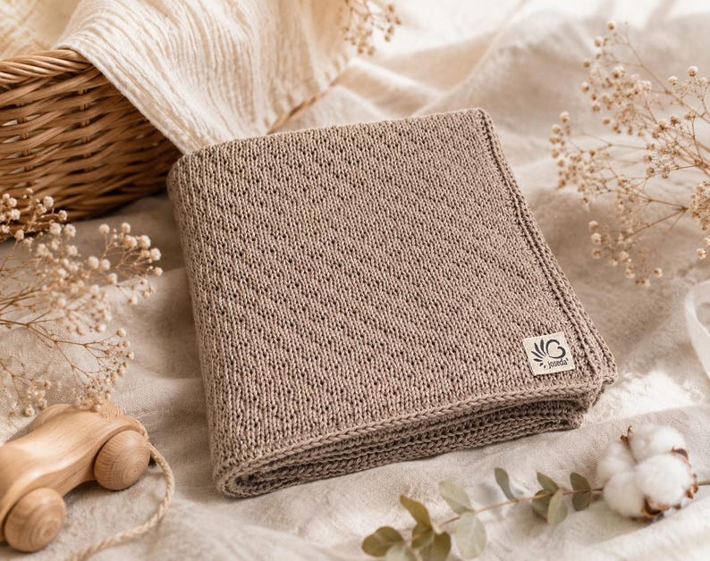 Handmade baby blanket made of merino wool, knitted cuddly blanket for newborns, soft natural blanket for babies, sustainable baby gift image 2