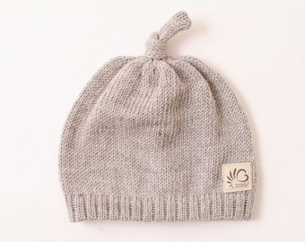 Babymössa, stickad, handstickad, merinoull, hållbar, babypresent, mössa till nyfödd, babyshowerpresent, nyföddpresent