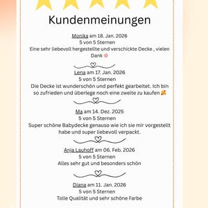 Grafik mit fünf goldenen Sternen und dem Titel „Kundenmeinungen“ auf hellem Hintergrund. Mehrere 5-Sterne-Bewertungen von Kundinnen loben die liebevolle Handarbeit, hohe Qualität, schöne Farben und die sorgfältige Verpackung der handgestrickten Babydecken.