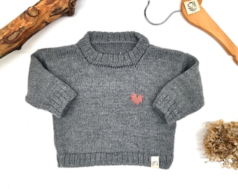 Suéter de punto para bebé, lana merino, estilo nórdico, ropa de bebé hecha a mano, suéter sostenible para bebé con corazón, idea de regalo para baby shower.