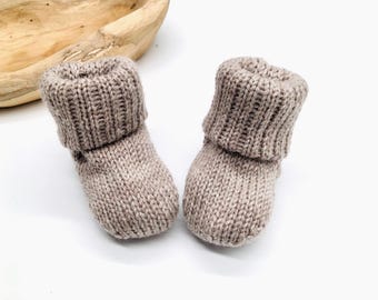 Calcetines de bebé hechos a mano con lana merino, zapatos de bebé de punto cálidos y suaves, patucos de bebé sostenibles, regalo de punto para nacimiento o baby shower.