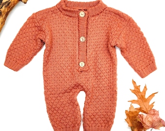 Mono de bebé tejido a mano de lana merino sostenible, regalo para recién nacidos, mono de punto natural para niños.