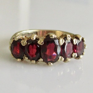 Vintage 9ct Gold 5 Stone Oval Garnet Band Ring