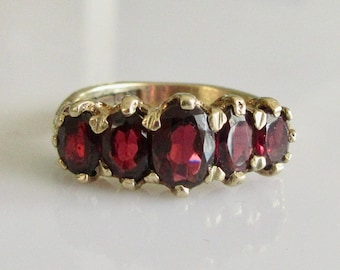 Vintage 9ct Gold 5 Stone Oval Garnet Band Ring