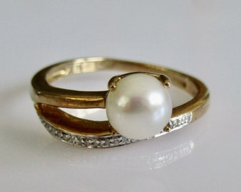 Vintage 9ct Gold Pearl and Diamond Cross Over Ring