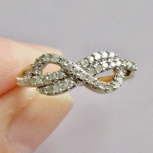 Anillo de lazo con múltiples diamantes en oro amarillo de 9 quilates