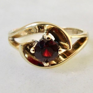 Garnet Single Stone Vintage 9ct Gold Ring