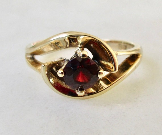 Garnet Single Stone Vintage 9ct Gold Ring