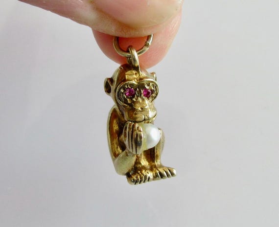 Large 9ct Gold Monkey with Ruby Eyes Holding a Pe… - image 8