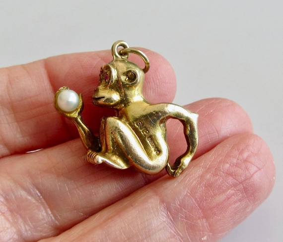 Large 9ct Gold Monkey with Ruby Eyes Holding a Pe… - image 3