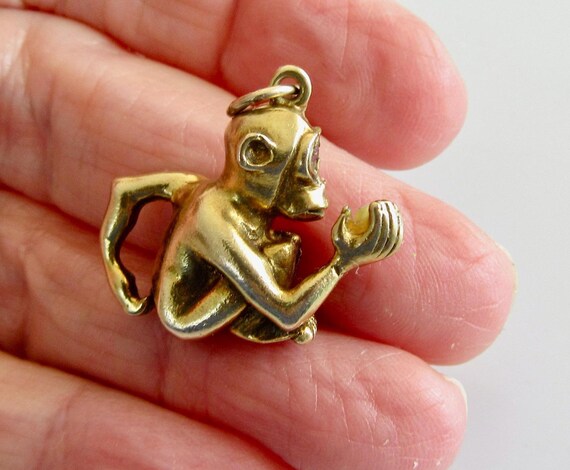 Large 9ct Gold Monkey with Ruby Eyes Holding a Pe… - image 7