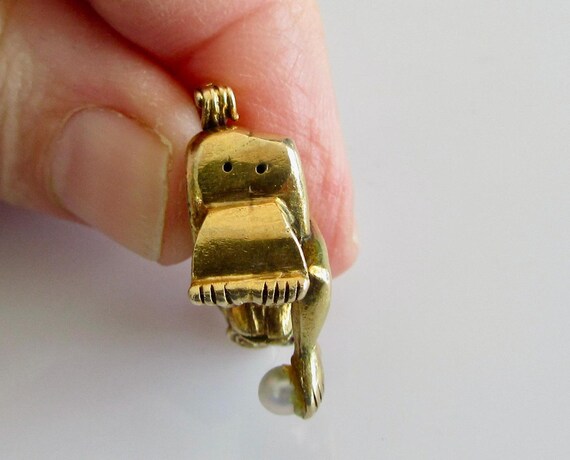 Large 9ct Gold Monkey with Ruby Eyes Holding a Pe… - image 9