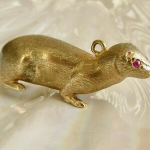Large Solid 9ct Gold Otter with Ruby Eyes Charm or Pendant image 2