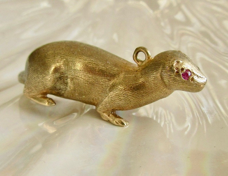 Large Solid 9ct Gold Otter with Ruby Eyes Charm or Pendant image 2