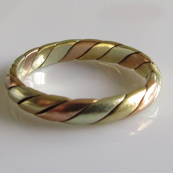 9 Karat Dreifarbiger Gold, Weiß, Gelb und Roségold Twist Band Ring