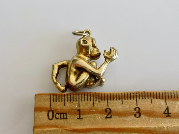 Large 9ct Gold Monkey with Ruby Eyes Holding a Pe… - image 10