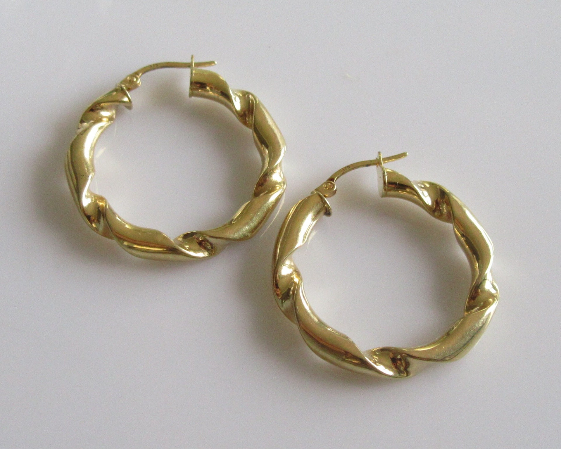 9ct Gold Hollow Round Twist Hoop Vintage Earrings