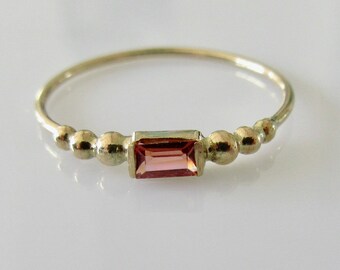 Vintage 9ct Gold Rectangle Garnet Ring