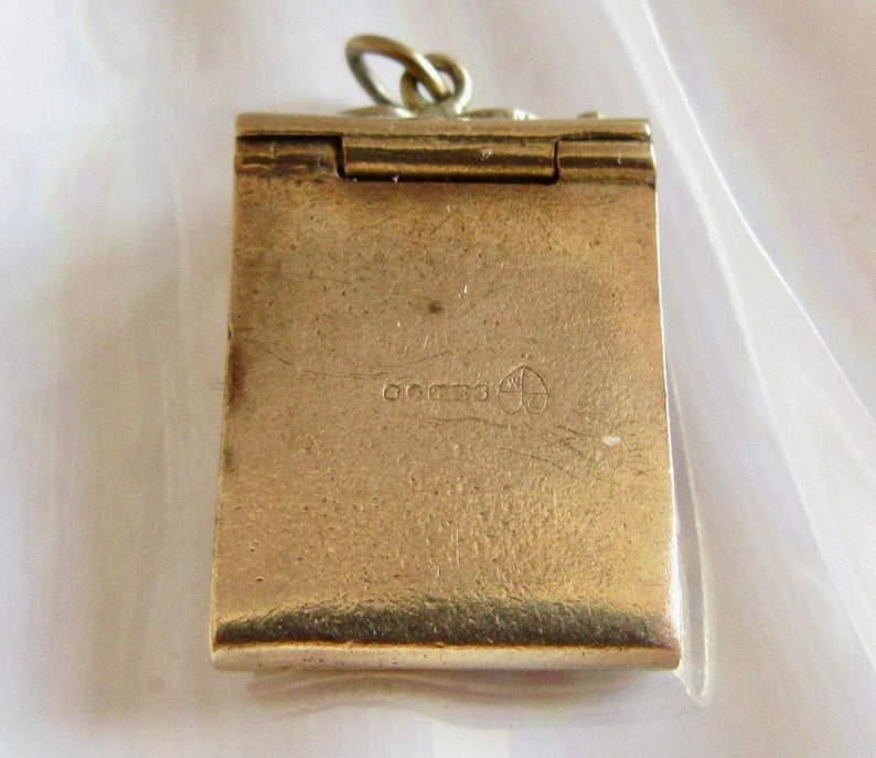Pu&ograve; includere: Medaglione d'argento con un fronte a cerniera e una piccola iscrizione sul retro. Il medaglione &egrave; chiuso e sembra essere in argento sterling.