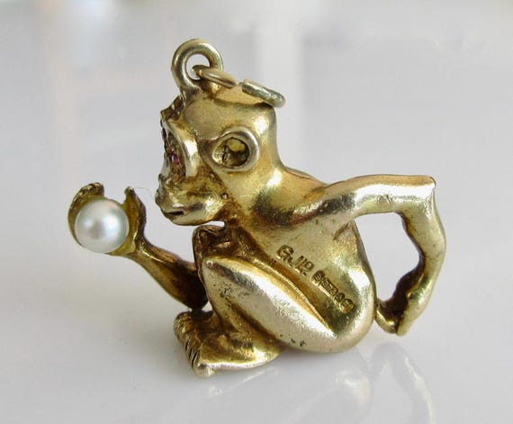 Large 9ct Gold Monkey with Ruby Eyes Holding a Pe… - image 6