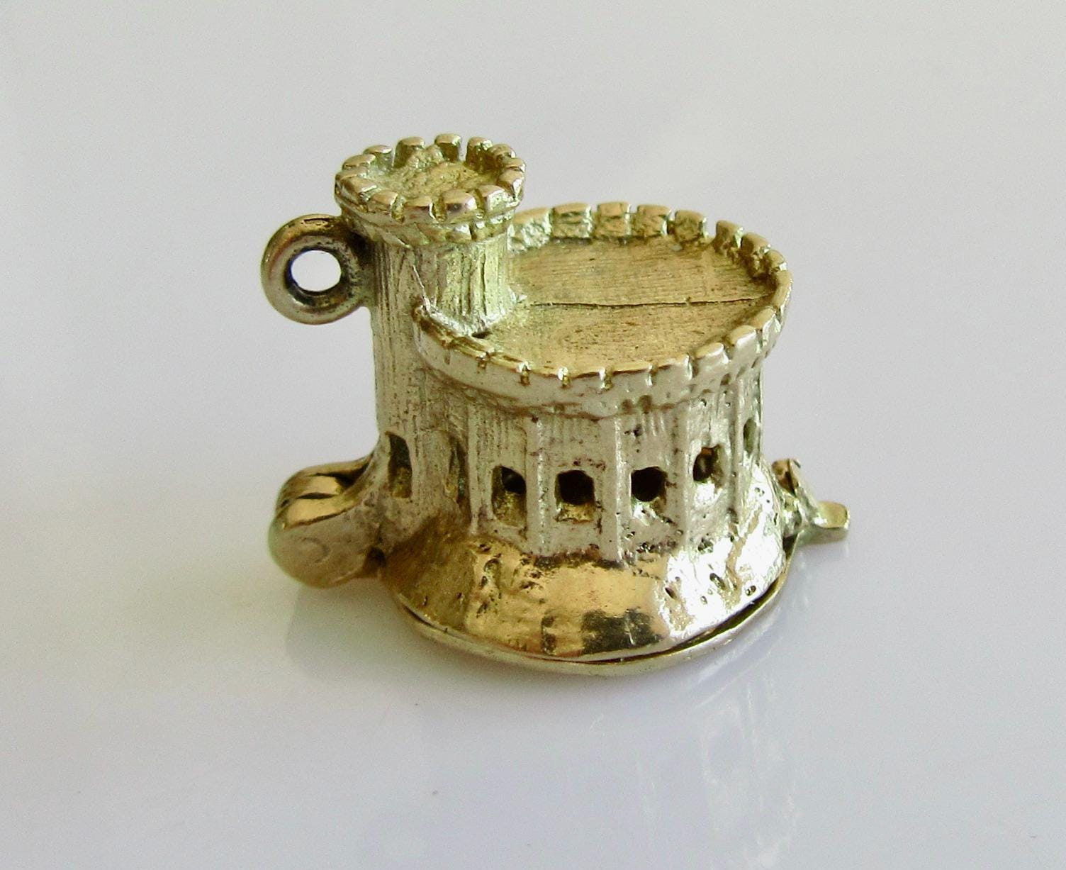 Vintage 9ct Gold Round Tower Windsor Castle Opening Engraved Charm