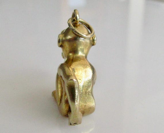 Large 9ct Gold Monkey with Ruby Eyes Holding a Pe… - image 5