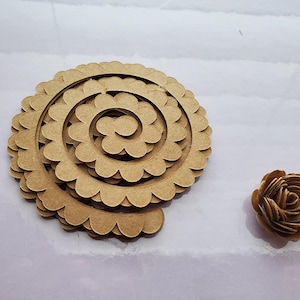 Kit de 50 roses en papier prédécoupées de 2,5 cm (1 po.) avec plume, papier cartonné à faire soi-même, fleurs roses assorties, kit de fleurs bricolage non roulé, rose en papier