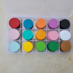 Veel van 750 papieren cirkels van 1 inch in meerdere kleuren