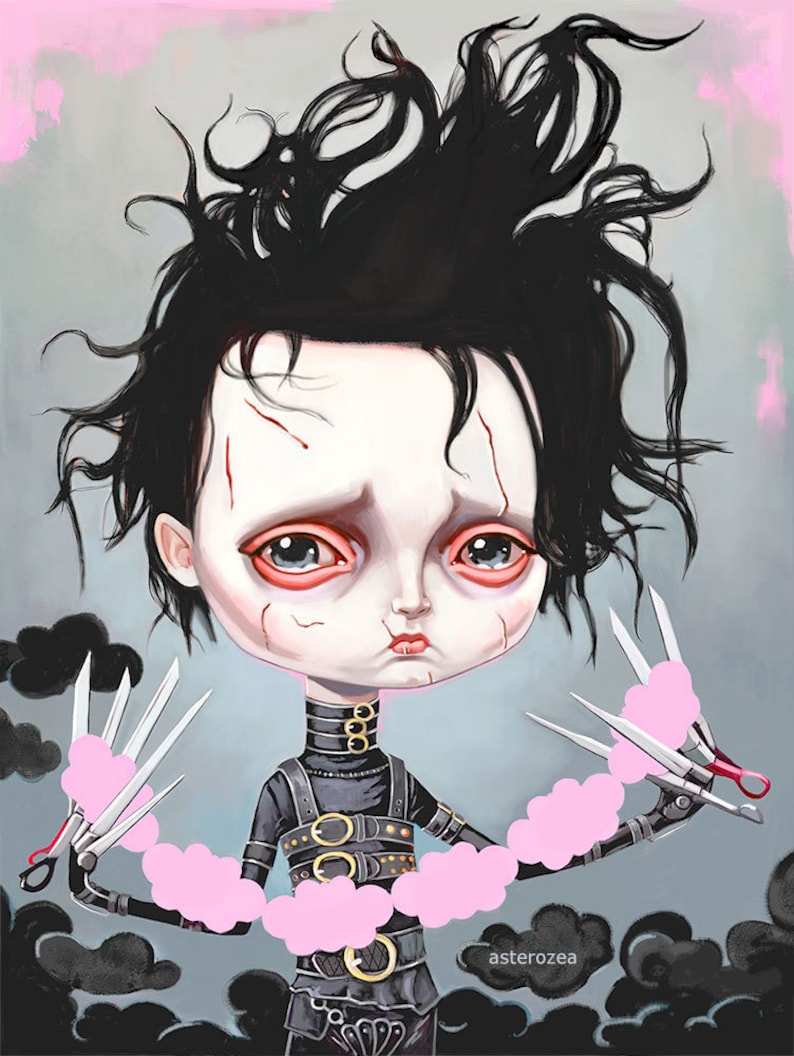 Pu&ograve; includere: Un'illustrazione di un personaggio dei cartoni animati con capelli neri e carnagione pallida che tiene un paio di forbici e una stringa di nuvole rosa. Il personaggio indossa un abito di pelle nera con fibbie e un choker nero.