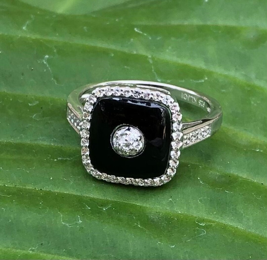 Gorgeous Unique Cushion Shaped Onyx & 51-round Gen White