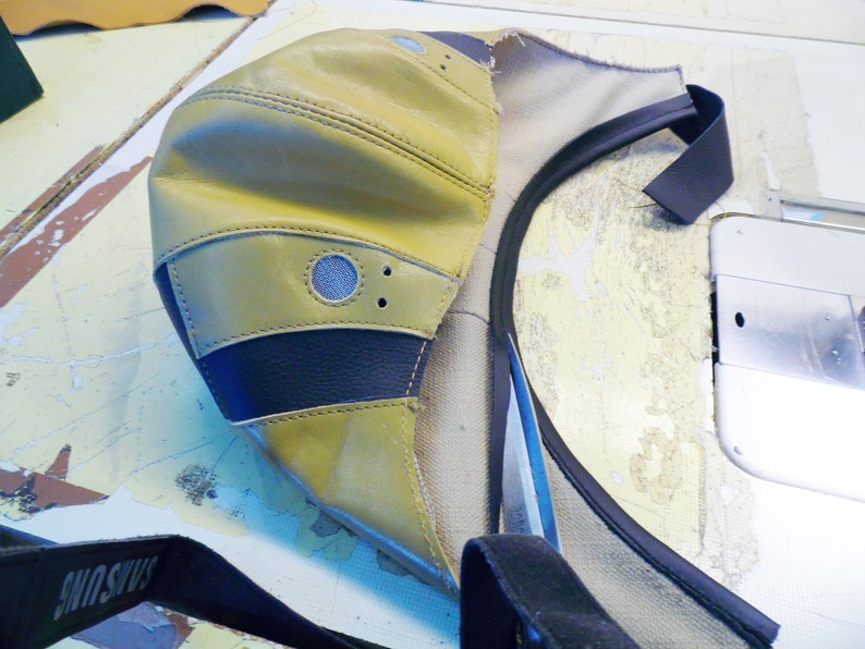 Puede incluir: Una gorra de b&eacute;isbol de cuero amarillo con visera negra y una correa negra. La gorra tiene una peque&ntilde;a ventilaci&oacute;n de malla redonda en la parte superior.