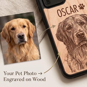 Könnte beinhalten: Eine schwarze Smartphone-Hülle mit einer hellen Holzrückseite, die ein lasergraviertes Porträt eines Golden Retrievers, den Namen OSCAR und ein Pfotenabdruck-Symbol zeigt. Neben der Hülle liegt ein quadratisches Foto desselben Hundes.