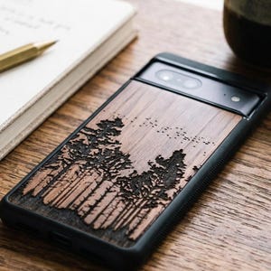 Drewniane etui Google Pixel | Grawerowany laserowo krajobraz z sosną i jeleniem | Rustykalny pokrowiec na telefon w stylu naturalnym
