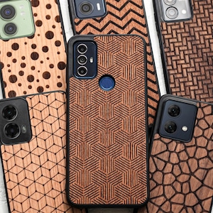 Op de afbeelding: Een collectie van zes smartphonehoesjes met diverse lasergegraveerde houtnerfpatronen, waaronder stippen, zigzags, geweven texturen, geometrische kubussen en organische steenvormen, elk voorzien van een zwart beschermend frame.