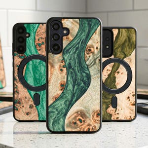 Puede incluir: Un juego de tres tazas de cerámica con un acabado mate moteado. Las tazas son de color crema, gris claro y gris oscuro. Cada taza tiene un diseño simple y minimalista.