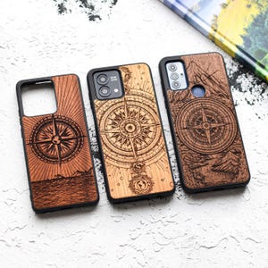 Kompass - Echtholz Holz Handytasche – passend für Moto G Stylus 5G, Moto G14, Moto G24, Moto G54, Moto Edge 40, Moto G73, Moto G Play + Plus.