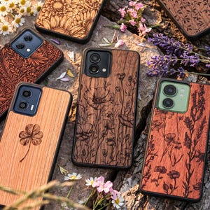Motorola-skal i äkta trä med vildblommor | Graverad blommönster