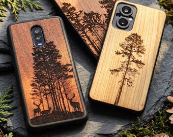 Puede incluir: Fundas de teléfono de madera con escenas de bosque grabadas con láser. Una funda presenta un árbol alto, otras muestran ciervos y árboles. Las fundas tienen un acabado de veta de madera natural y bordes negros, ofreciendo una estética rústica.