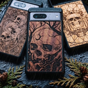 Op de afbeelding: Houten telefoonhoesjes met gedetailleerde schedelontwerpen. De hoesjes hebben donker hout met ingewikkelde gravures van schedels, bomen en gotische elementen. De hoesjes zijn zwart en bruin, met een matte afwerking. Voor een smartphone.