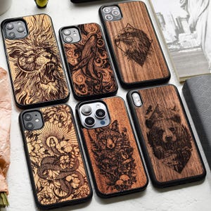 Faune sauvage gravée | Étui en bois véritable avec mise à niveau Magsafe pour iPhone 17, 16, 15, 14, 13, 12, 11, XS, X, 8, SE 2022 | Pro Max, Plus, Pro, SE